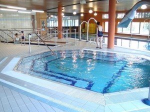 idrokinesiterapia nella piscina calda termale con idromassaggio per rilassare i muscoli, gonfiore, infiammazione, edema, dolore, male, gambe, pesantezza, drenaggio, piscina, vasca